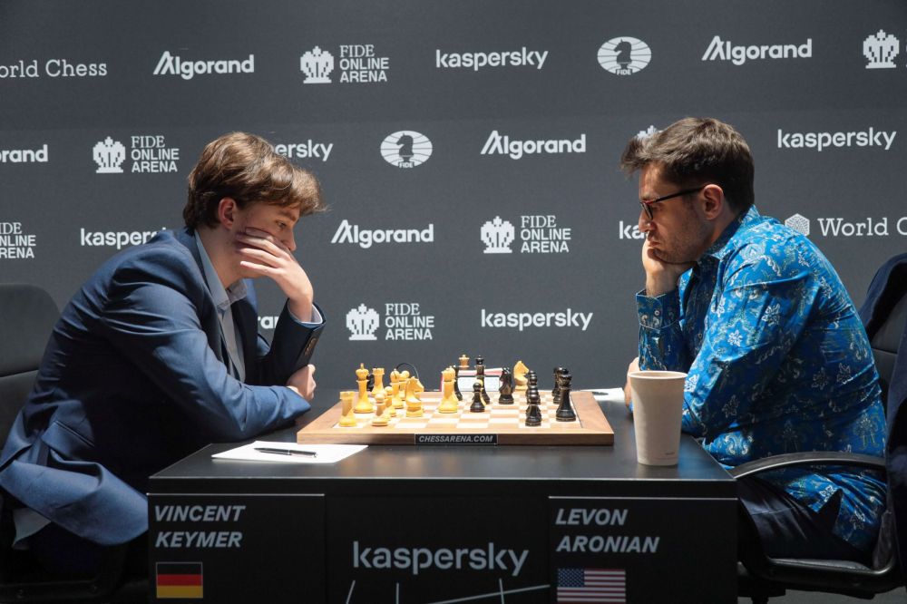 Levon Aronian gioca contro Keymer nella prima tappa del FIDE Grand Prix 2022. Photo by World Chess